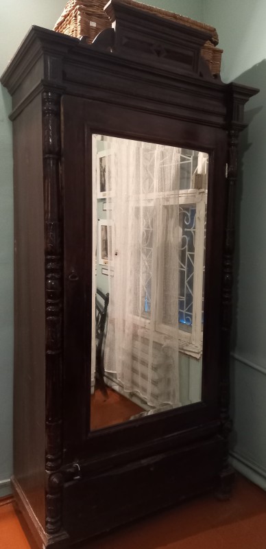 Предмет. Шафа для одягу дерев'яна із дзеркалом на дверцятах, ХІХ ст.