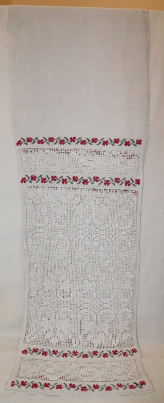 Рушник з мережками та широкими смугами мережива