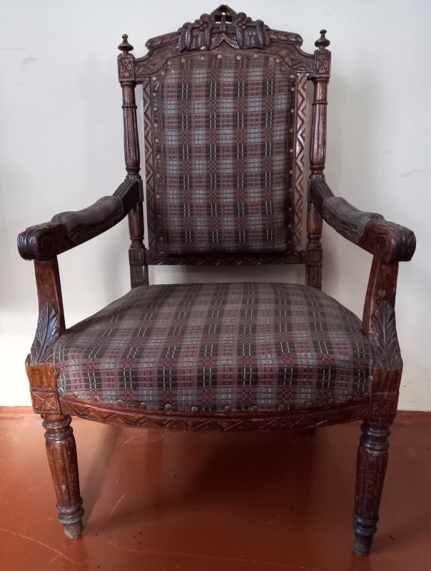 Крісло м’яке з трапеціподібним сидінням XIX ст.