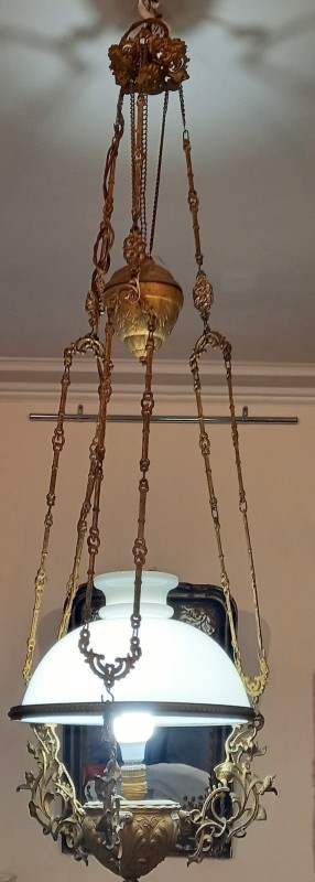 Люстра з круглим скляним білим куполоподібним плафоном. ХІХ ст..