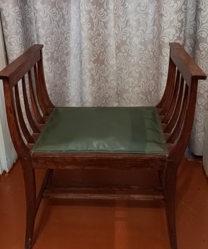 Козетка дерев'яна темно-коричневого кольору з дерматиновою оббивкою на сидінні. ХІХ ст