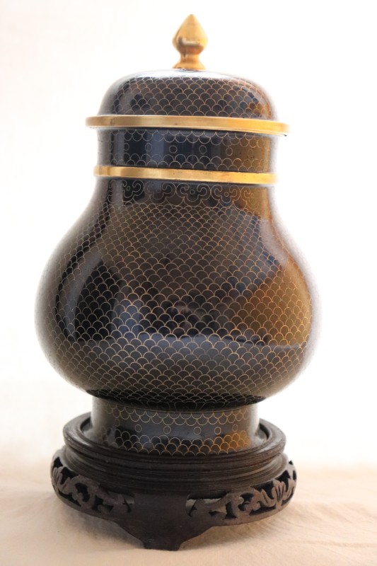 Урна з кришкою для праху на дерев'яній підставці