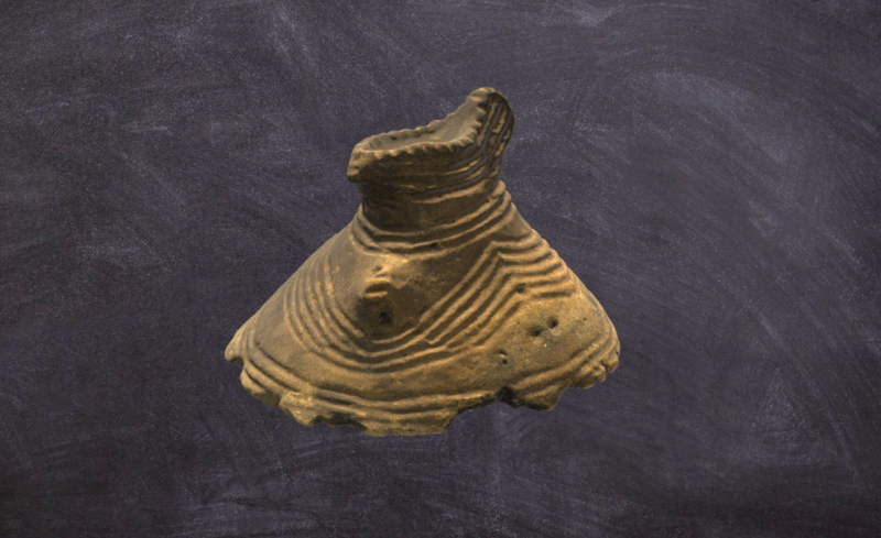 Антропоморфна покришка з ручкою у вигляді птаха