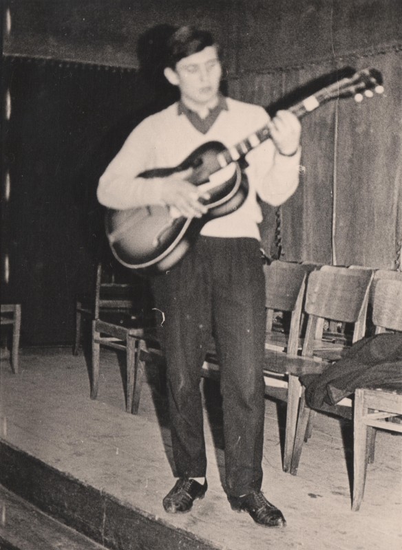 Фотографія. В. Івасюк з гітарою в руці на сцені.