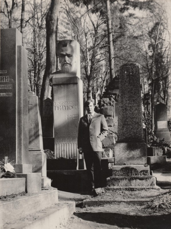 Фотографія. В. Івасюк на кладовищі біля могили В. Гнатюка. Квітень 1973 року.