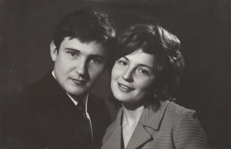 Фотографія. В. Івасюк з сестрою Галиною. Осінь 1973 року.