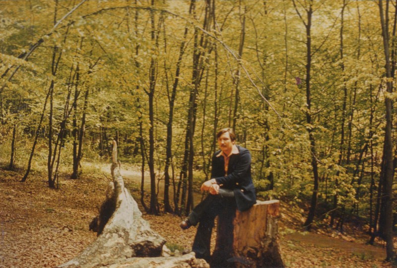 Фотографія. В. Івасюк сидить на пеньку у лісі. 1976-1977 роки.