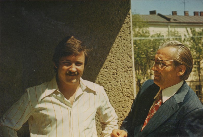 Фотографія. В. Івасюк і поряд його батько. Львів. 1976-1977 роки.