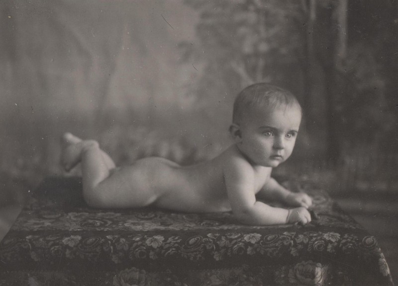 Фотографія. В. Івасюк лежить на столику на животику. 2 жовтня 1949 року.