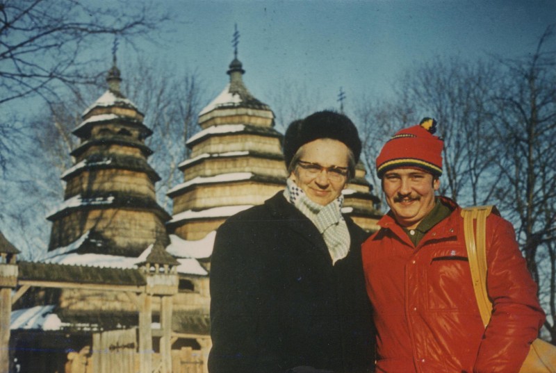 Фотографія. В. Івасюк з батьком біля церкви. 1976-1977 роки.