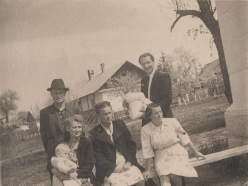 Фотографія. Михайло Івасюк тримає у руках маленького Володю. Кіцмань. 1 травня 1949 року.