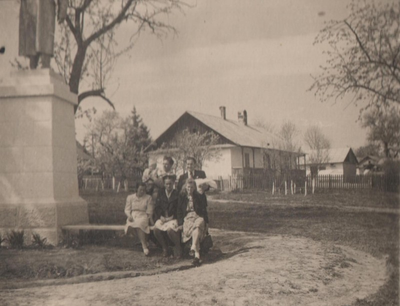 Фотографія. М. Івасюк тримає на руках маленького Володю.  Кіцмань. 1 травня 1949 року.
