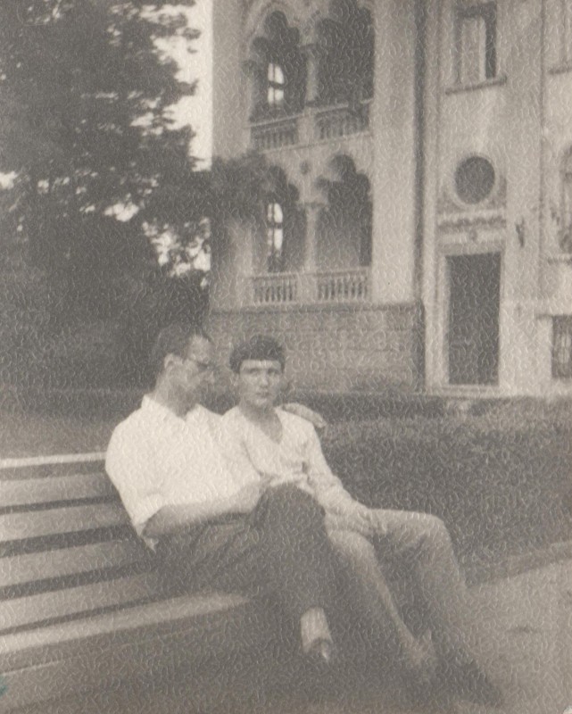 Фотографія. В. Івасюк сидить на лавочці з батьком. Чернівці.