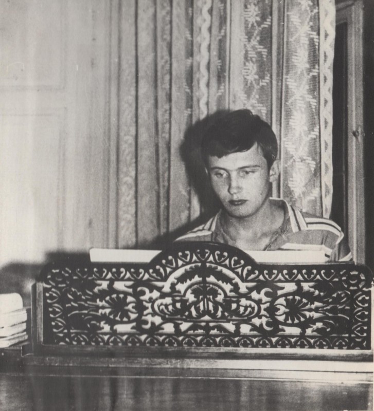 Фотографія. В. Івасюк сидить за роялем.