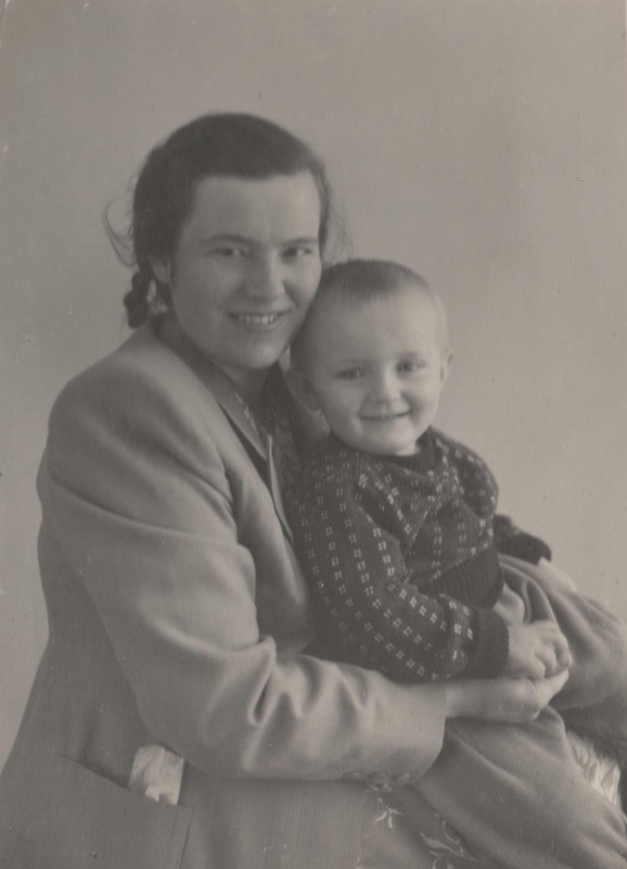 Фотографія. В. Івасюк на колінах у Софії Іванівни. Березень 1950 року.