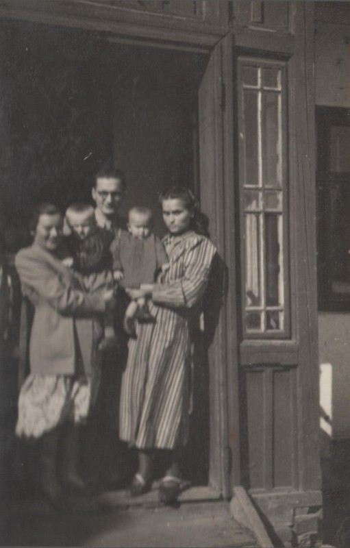 Фотографія. В. Івасюк на руках у мами Софії Іванівни. 10 травня 1950 року.