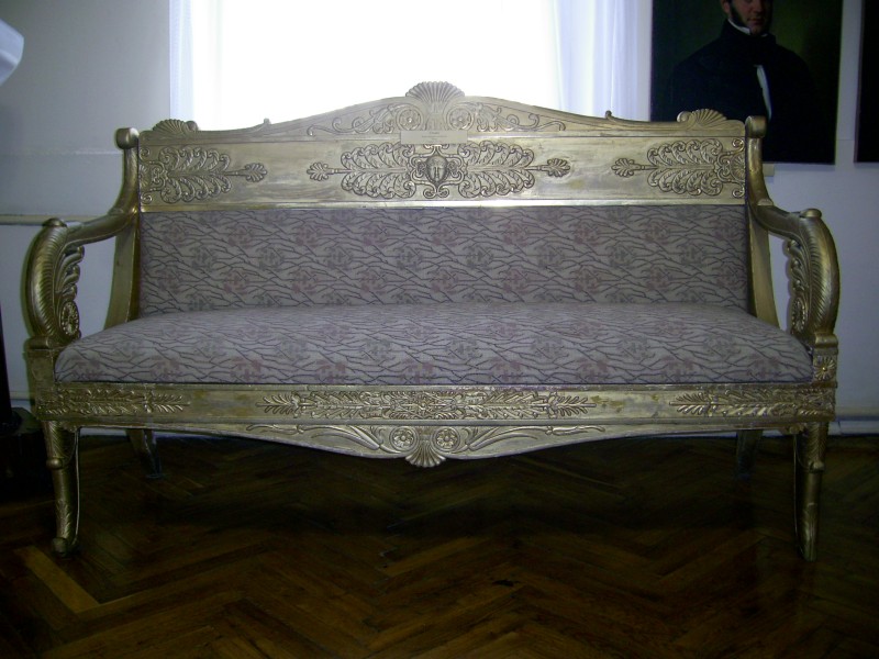 Диван