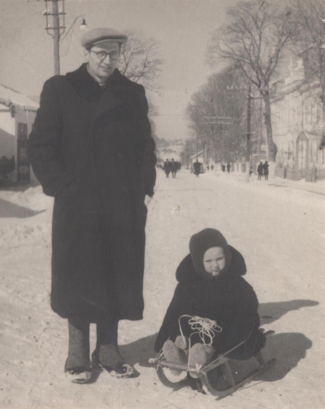 Фотографія. В. Івасюк сидить на санках, поряд його батько. 4 березня 1952 року.