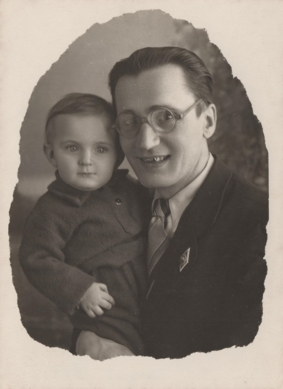 Фотографія. В. Івасюк на руках у батька. Весна 1950 року.