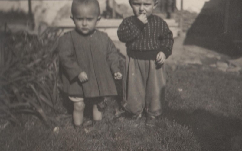 Фотографія. В. Івасюк з дівчинкою. Травень 1950 року.