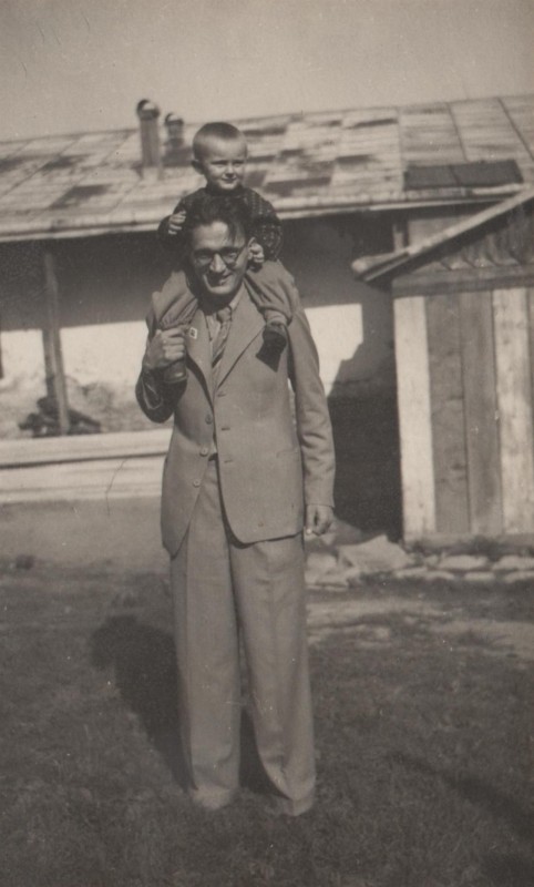 Фотографія. В. Івасюк сидить у Михайла Григоровича на плечах. 10 травня 1950 року.