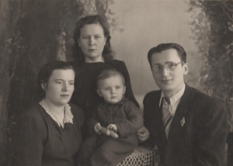 Фотографія. В. Івасюк з батьками та жінкою позаду. 1950 рік.