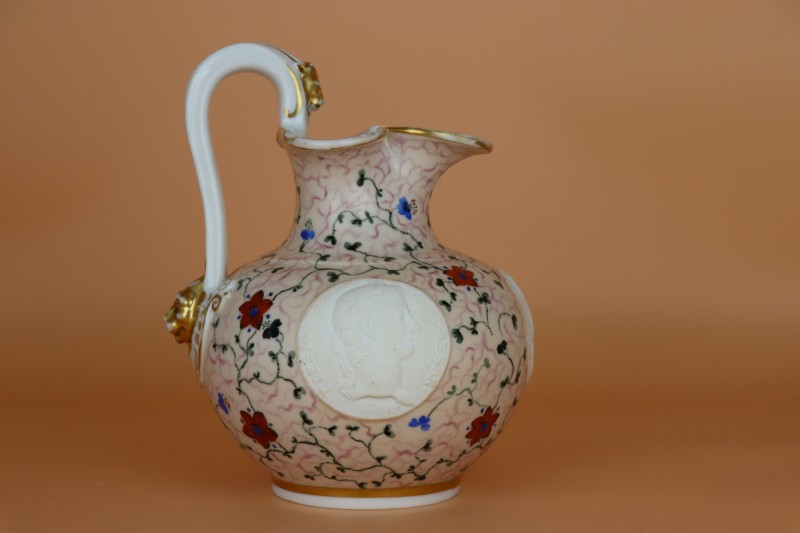 Глечик з медальйонами.