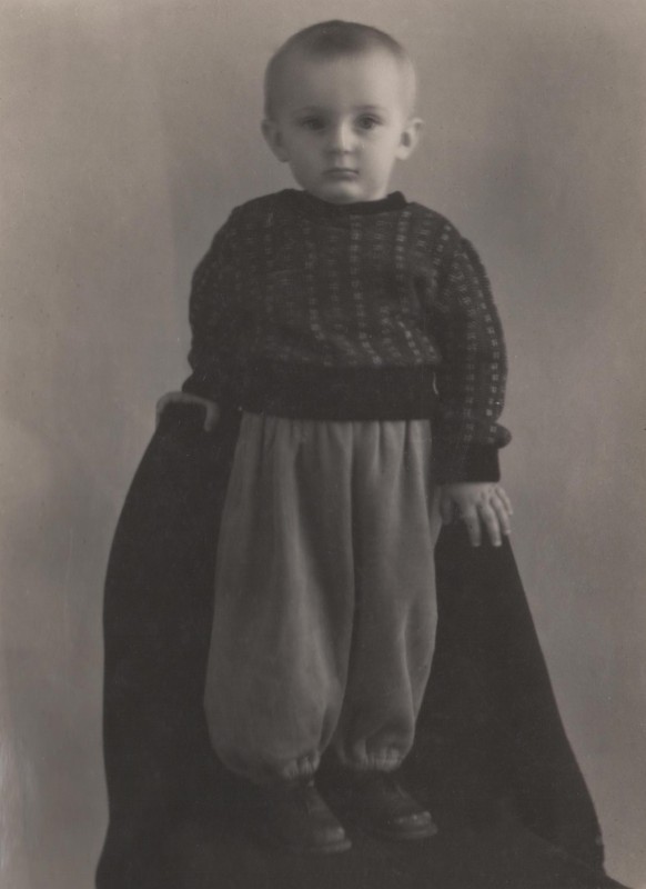 Фотографія. Маленький В. Івасюк стоїть на стільці. Березень 1950 року