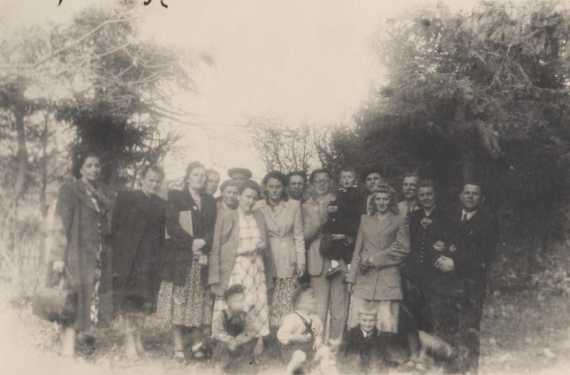 Фотографія. В. Івасюк на руках у батька. Весна 1951 року.