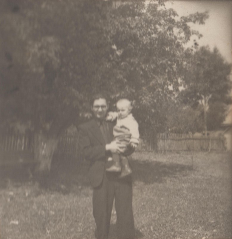 Фотографія. У саду. В. Івасюк на руках у батька. 15 серпня 1950 року.