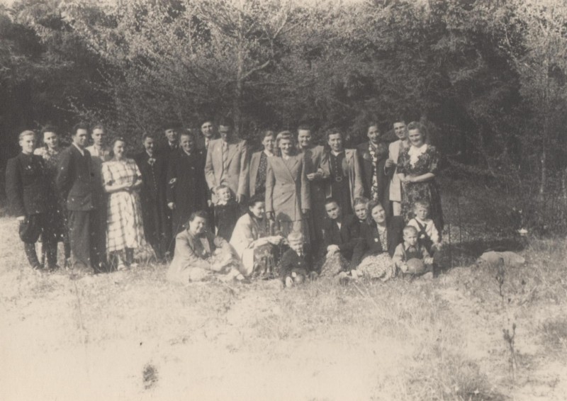 Фотографія. В. Івасюк з батьком та групою людей. Кіцманський ліс. 1953 рік.