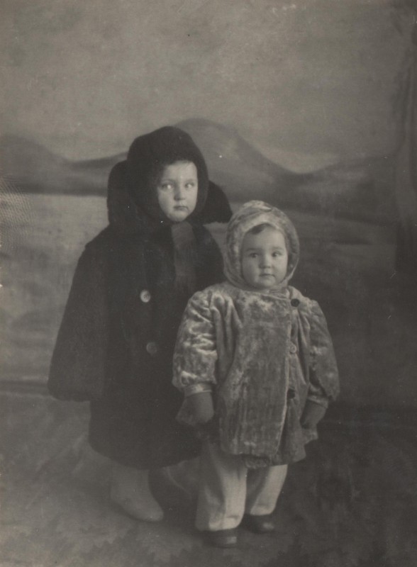 Фотографія. В. Івасюк з Галиною Івасюк. 1952 рік.