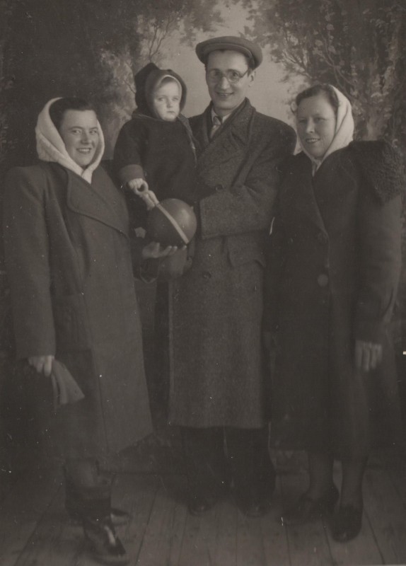 Фотографія. В. Івасюк на руках у батька. Березень 1950 року.