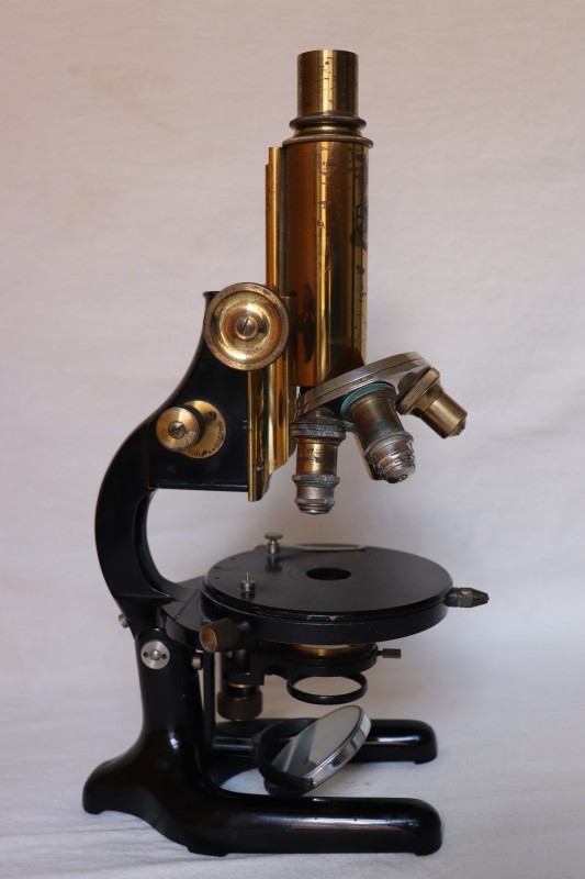 Мікроскоп фірми Карла Цайса у коробці