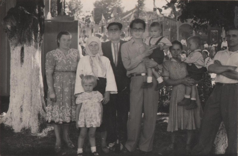 Фотографія. З родиною. В. Івасюк на руках у Михайла Григоровича. 5 вересня 1951 року.