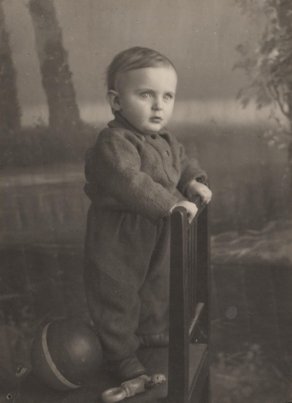 Фотографія. В. Івасюк стоїть на стільці із спинкою. Весна 1950 року.