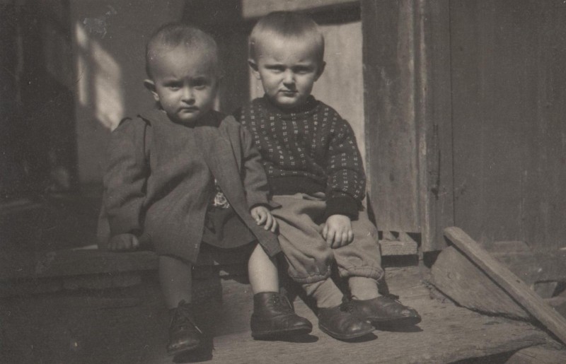 Фотографія. В. Івасюк з дівчинкою сидять на сходах. 10 травня 1950 року.