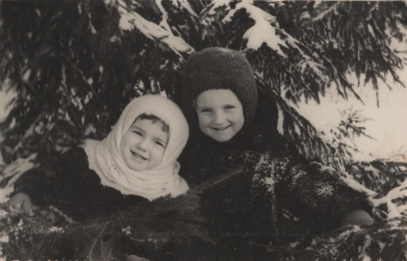 Фотографія. В. Івасюк із сестрою Галиною під ялинкою. Січень 1954 року.
