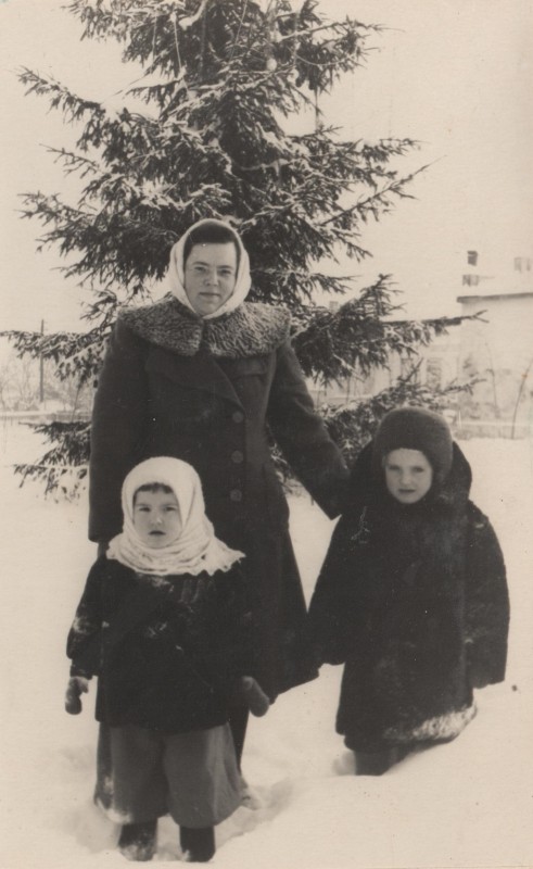 Фотографія. В. Івасюк з мамою і Галею. Січень 1954 року.