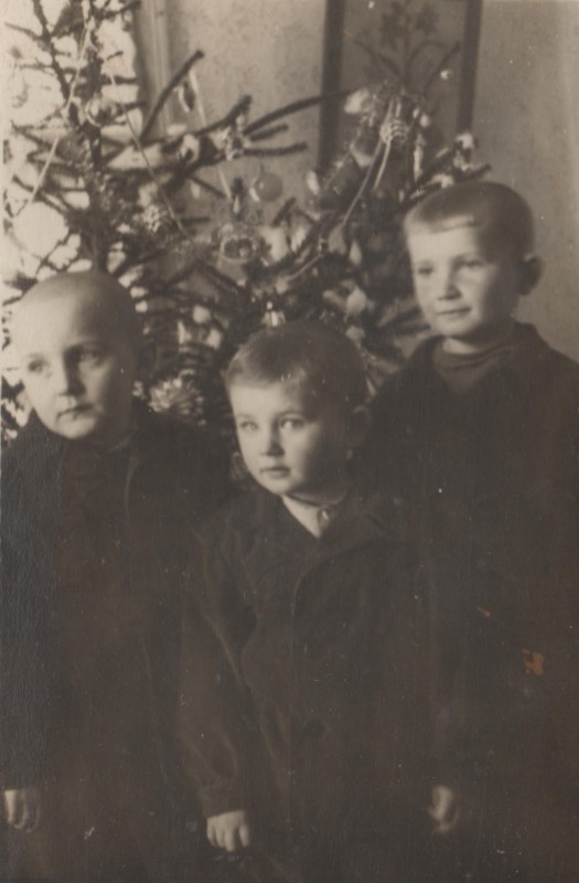 Фотографія. В. Івасюк з двома хлопчиками. 1 січня 1954 року.