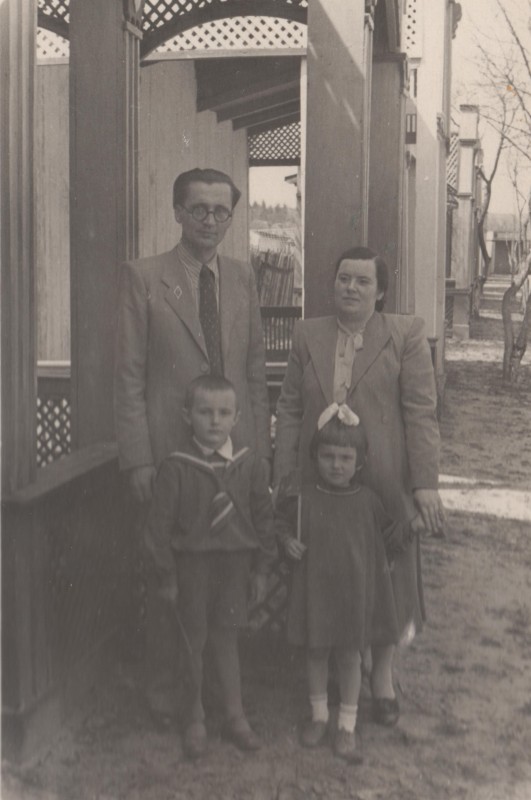 Фотографія. В. Івасюк з сім'єю. 1 травня 1955 року.