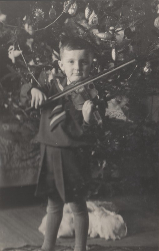 Фотографія. В. Івасюк із скрипкою. 1 січня 1955 року.