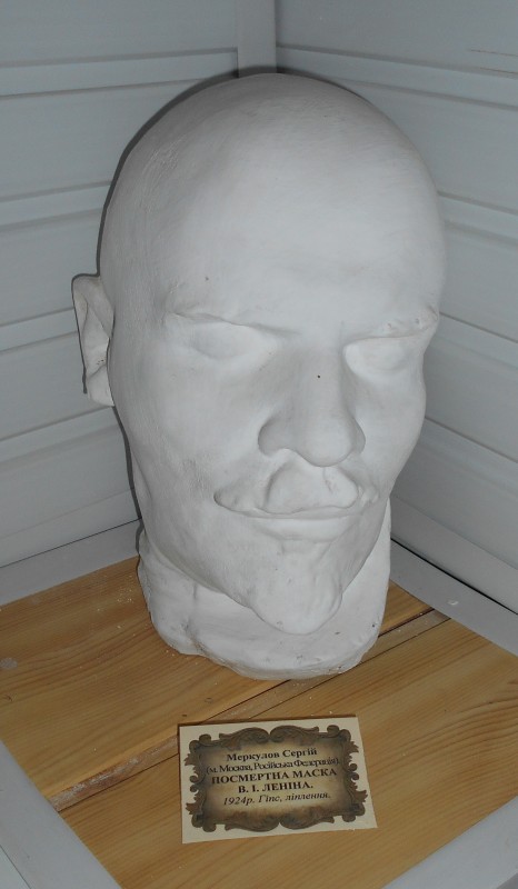 Посмертна маска В. І. Леніна, знята в першу годину після смерті.