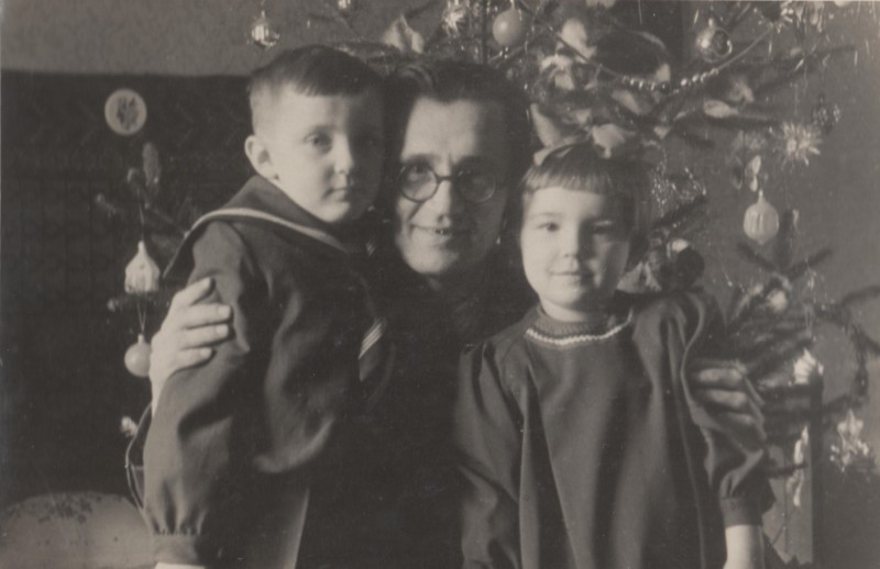 Фотографія. В. Івасюк з батько та сестрою Галею. Новий 1955 рік.