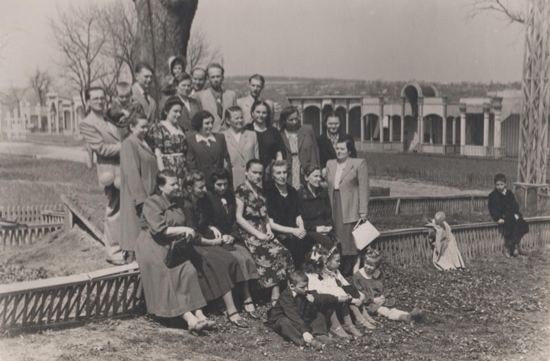 Фотографія. В. Івасюк на руках у Михайла Григоровича. 1954 рік.