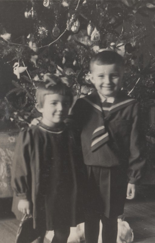 Фотографія. В. Івасюк з сестрою Галиною. Новий 1955 рік.