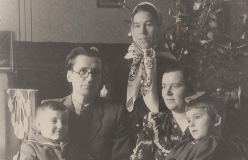 Фотографія. В. Івасюк з сім'єю та нянею Мілею. Новий 1955 рік.