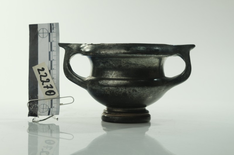 Посудина (скіфос?) чорнолакова