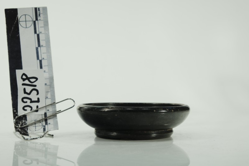 Маленька  чорнолакова товстостінна тарілка