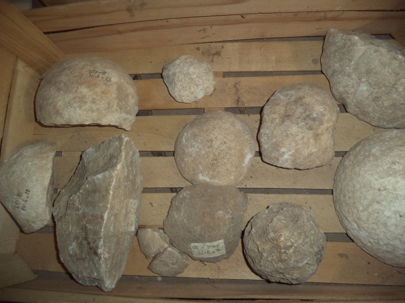 Уламки кам*яних ядер